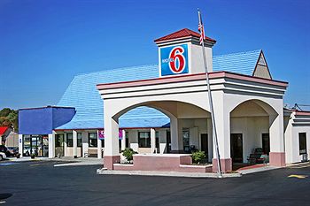 Motel 6 Calhoun