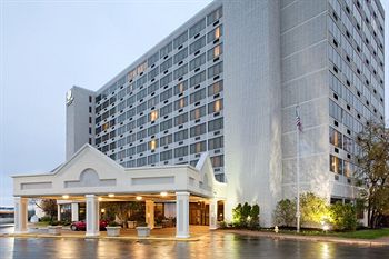 DoubleTree by Hilton Hotel St. Louis Westport