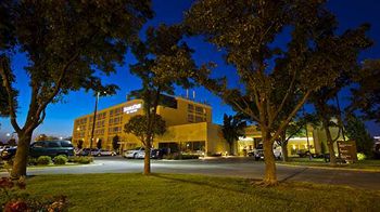 DoubleTree by Hilton Hotel Wichita Airport