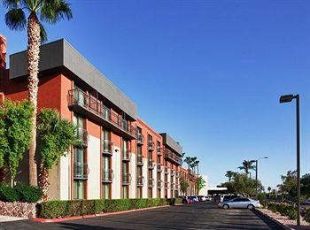 Holiday Inn & Suites Phoenix Airport North