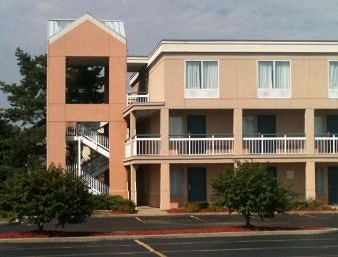 Days Inn & Suites Warren